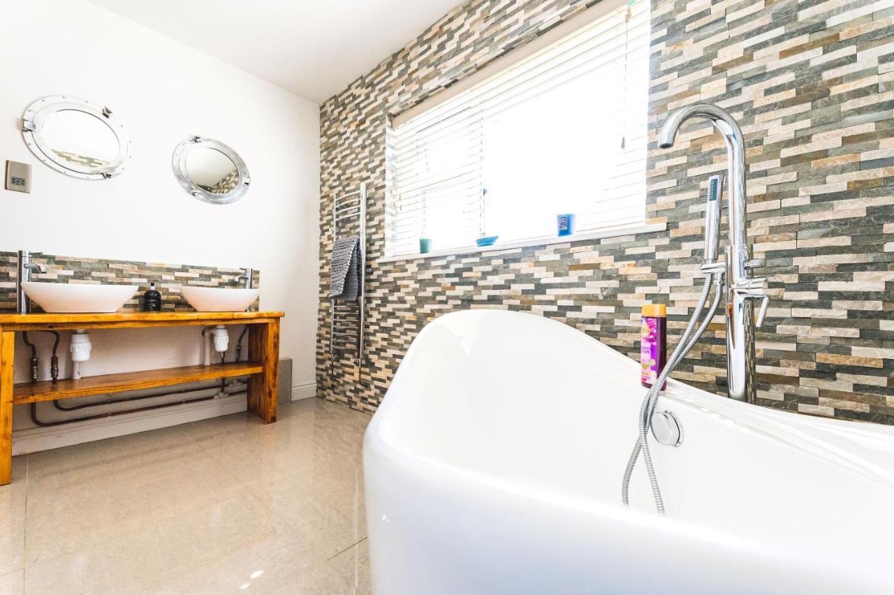 Luxury 4 Bed, 3 Bathroom, Pet Friendly Villa, Sleeps 8, With Hot Tub In Trearddur Bay Exterior foto
